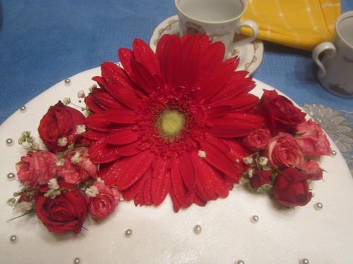 Украшение торта живыми цветами и мастикой